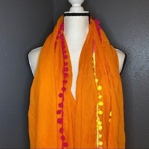 Echo Pom Pom scarf - Picture 2 of 6